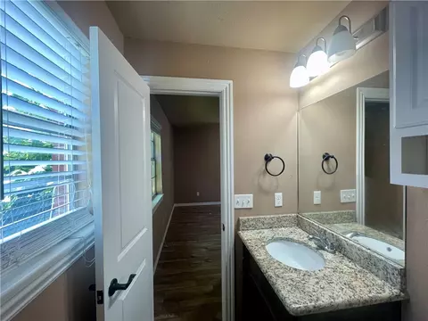 Bath - 3909 Clark Ave, Springdale, AR 72762 photo 3 of 5