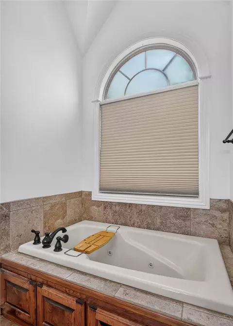 Bath - 1612 Granite Ln, Fort Smith, AR 72916 photo 2 of 7