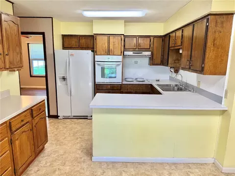 Kitchen - 118 Brewer St, Harrison, AR 72601 photo 3 of 5
