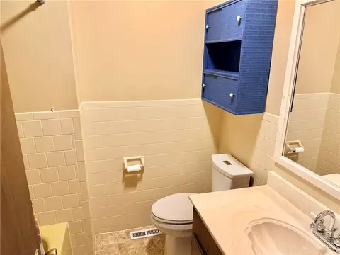 Bath - 118 Brewer St, Harrison, AR 72601 photo 2 of 3