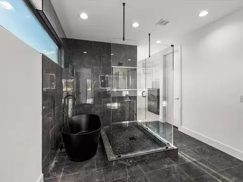 Bath - 4633 Robins Rd, Springdale, AR 72762 photo 5 of 8