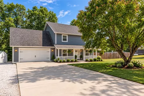 8557 Manor Dr, Bentonville, AR 72712