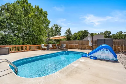 8557 Manor Dr, Bentonville, AR 72712
