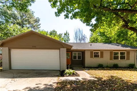 2332 S Clover Dr, Fayetteville, AR 72701