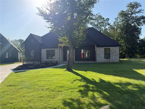 105 Autumn Hills Rd, Bentonville, AR 72712