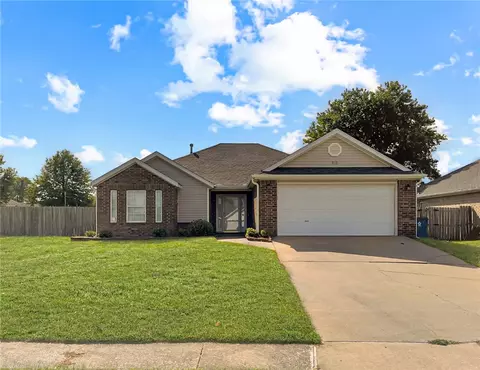 910 SW Cheyenne Dr, Bentonville, AR 72712