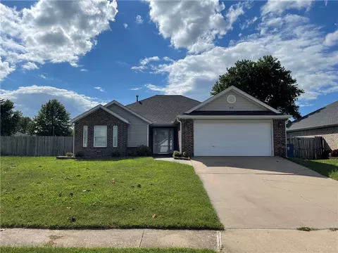 910 SW Cheyenne Dr, Bentonville, AR 72712