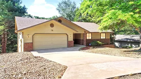74 Churchill Dr, Bella Vista, AR 72715