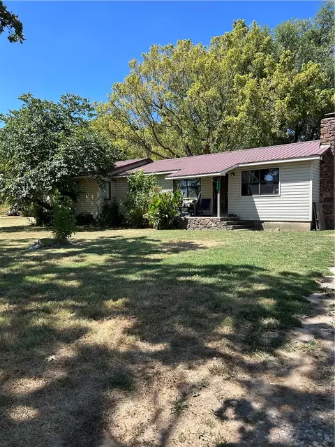 425 NW Walker St, Gentry, AR 72734