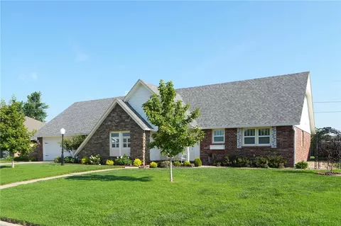 2505 W Orleans Dr, Rogers, AR 72758