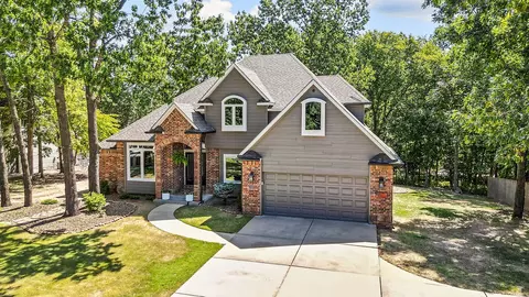 2302 NW Turner Dr, Bentonville, AR 72712