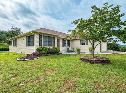 3 Horseshoe Dr, Holiday Island, AR 72631