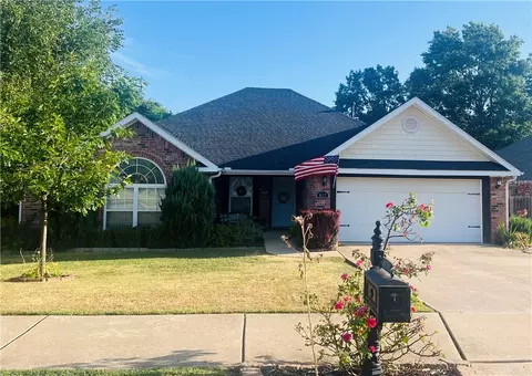 617 Highland Ct, Siloam Springs, AR 72761