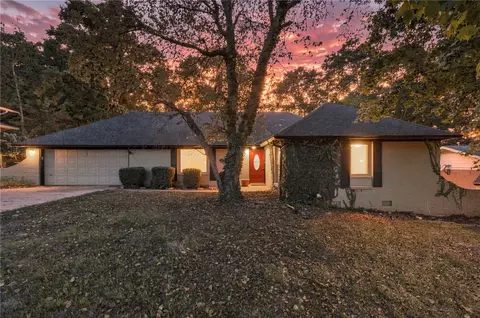 939 E Oaks Manor Dr, Fayetteville, AR 72703