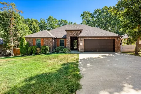 10 Runnymede Ln, Bella Vista, AR 72715