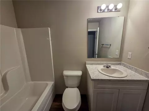 Bath - 2809 Bauer St, Pea Ridge, AR 72751 photo 1 of 6