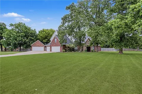 2104 Caribou Ln, Springdale, AR 72762