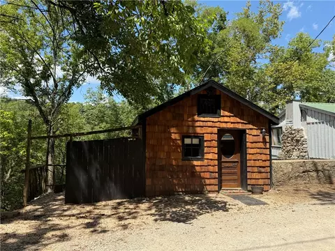 14 Nut St, Eureka Springs, AR 72632