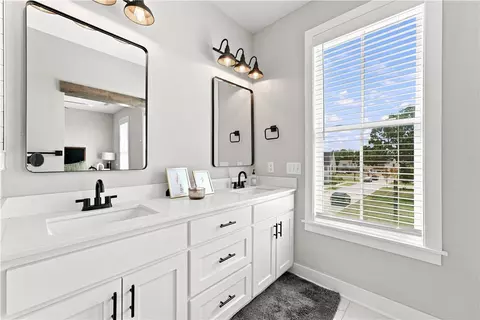 Bath - 5402 Hackett St, Springdale, AR 72762 photo 3 of 3