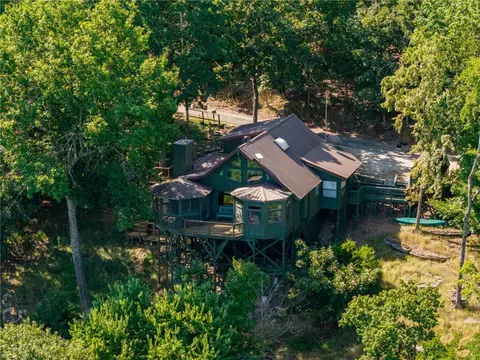 172 N Bluff Rd, Eureka Springs, AR 72631