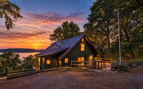 172 N Bluff Rd, Eureka Springs, AR 72631