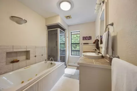 Bath - 8214 Robin Ln, Rogers, AR 72756 photo 2 of 3