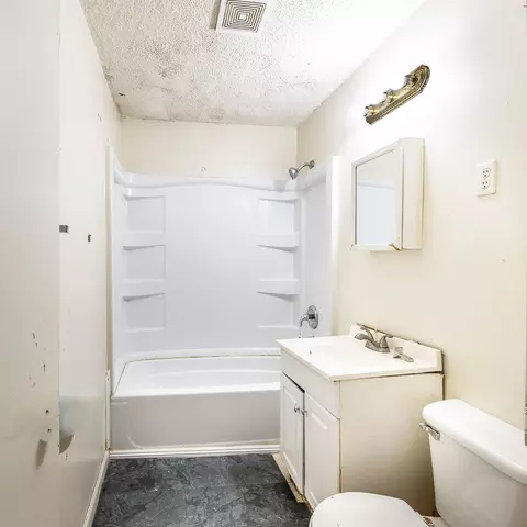 Bath - 1505 Backus Ave, Springdale, AR 72764 photo 1 of 2