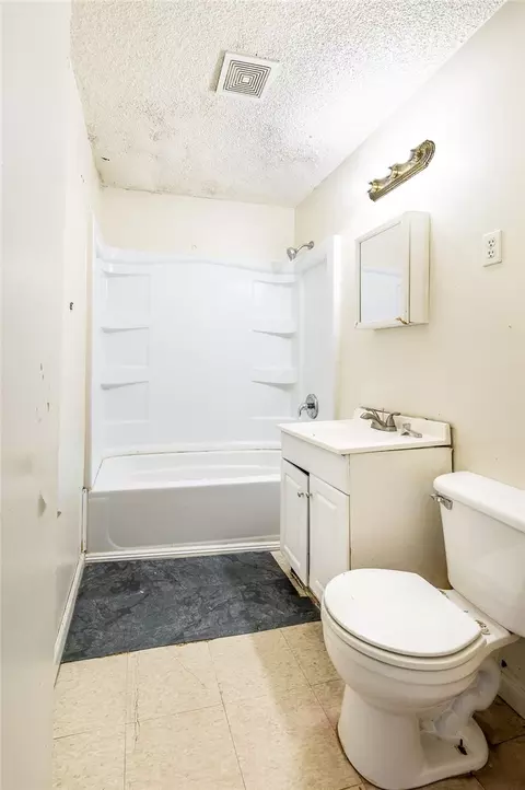 Bath - 1505 Backus Ave, Springdale, AR 72764 photo 2 of 2