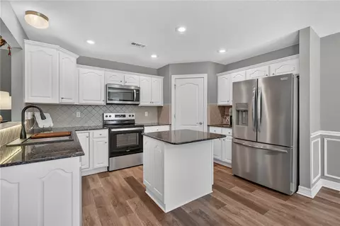 Kitchen - 3782 Glenbrook Loop, Springdale, AR 72764 photo 2 of 2
