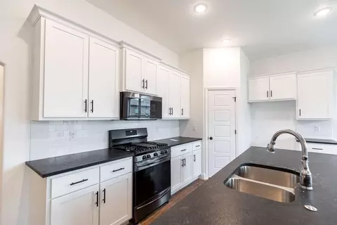 Kitchen - 2071 Periwinkle Pl, Centerton, AR 72719 photo 3 of 4
