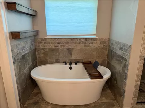 Bath - 301 N Stone Mountain Cir, Alma, AR 72921 photo 1 of 5