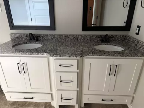 Bath - 301 N Stone Mountain Cir, Alma, AR 72921 photo 4 of 5