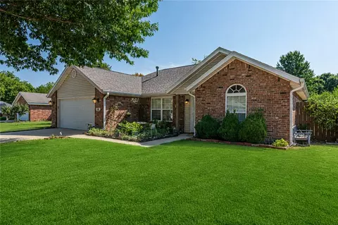 838 S Regency Dr, Fayetteville, AR 72701
