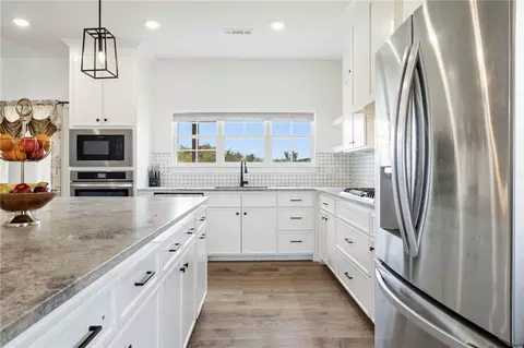 Kitchen - 1261 Bootleg Rd, Bentonville, AR 72713 photo 5 of 6