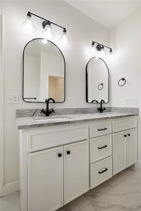Bath - 1261 Bootleg Rd, Bentonville, AR 72713 photo 3 of 7
