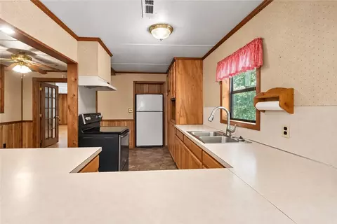 Kitchen - 1901 Nc 1625, Compton, AR 72624 photo 3 of 4