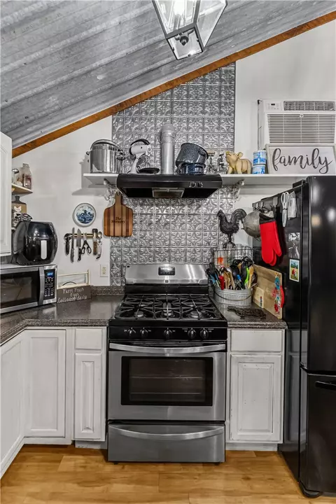 Kitchen - 12107 Volcano Rd, West Fork, AR 72774 photo 5 of 5