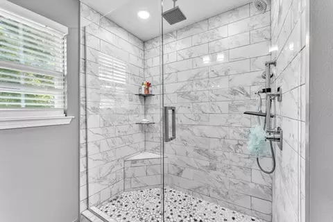 Bath - 1006 E Longview Dr, Rogers, AR 72756 photo 1 of 3