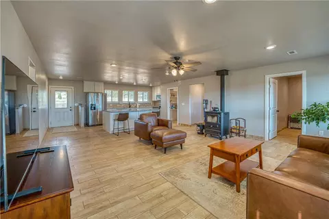 Living - 1779 Nc 1600, Compton, AR 72624 photo 2 of 4