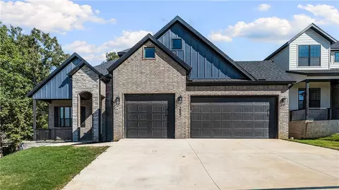 2552 N Crossover Rd, Fayetteville, AR 72703