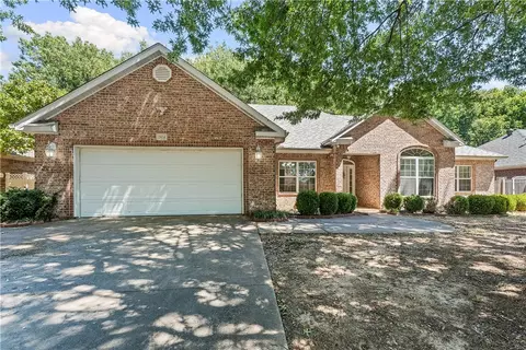 2834 N Quail Creek Dr, Fayetteville, AR 72703