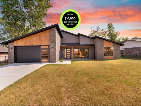 2708 W Gum St, Rogers, AR 72758