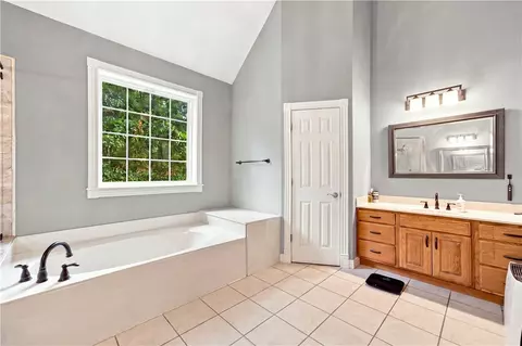 Bath - 17792 Bluff View Dr, Springdale, AR 72764 photo 2 of 5