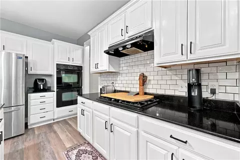 Kitchen - 17792 Bluff View Dr, Springdale, AR 72764 photo 2 of 5