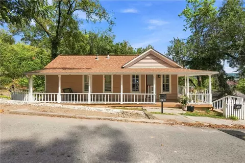 35 Mountain St, Eureka Springs, AR 72632