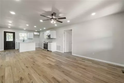 Living - 313 E 3rd St, Lamar, AR 72846 photo 1 of 2