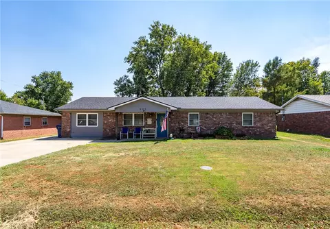 902 W Harvard St, Siloam Springs, AR 72761