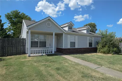 203 SE 16th St, Bentonville, AR 72712