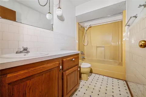 Bath - 105 Nancy St, Harrison, AR 72601 photo 1 of 1