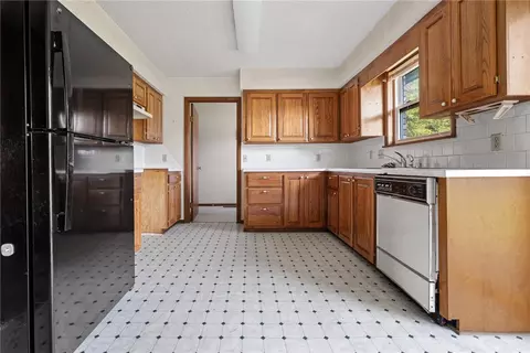 Kitchen - 105 Nancy St, Harrison, AR 72601 photo 2 of 6